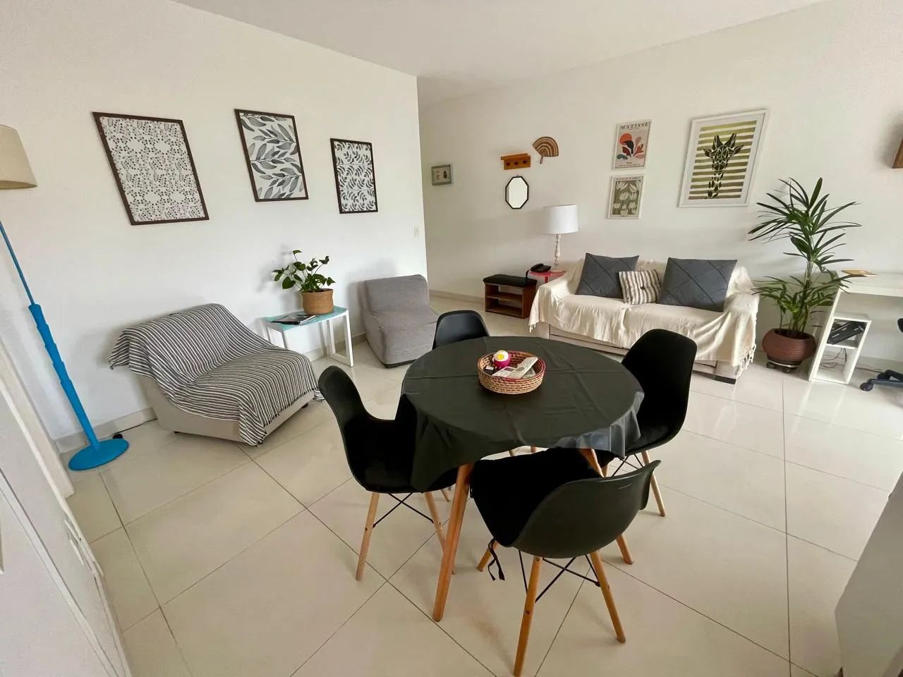 Conjunto mesa de jantar preta e cadeiras estilo eames 