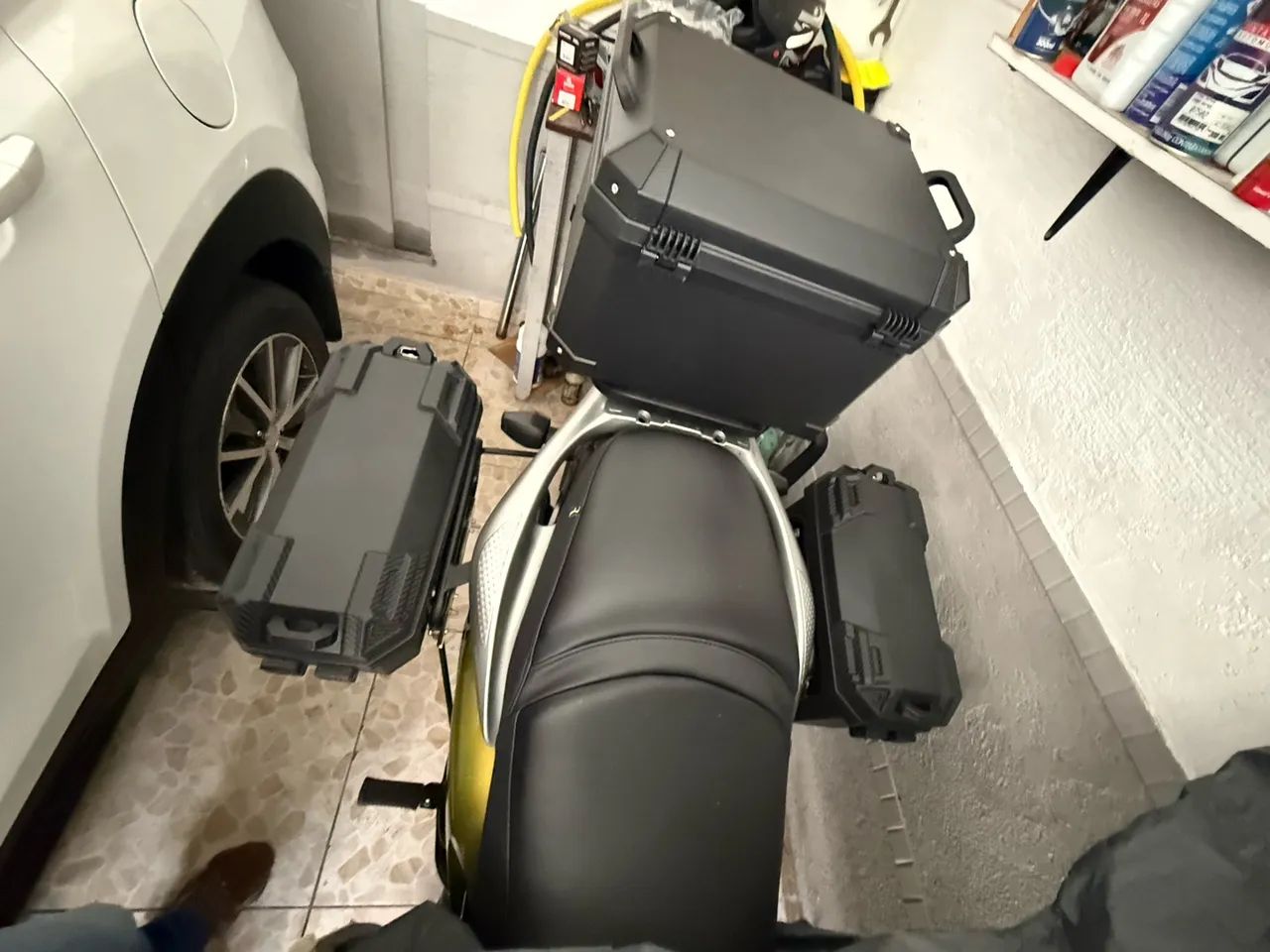 Baú lateral 28litros  compatível com qualquer moto é de cima 56lt  - Foto 5