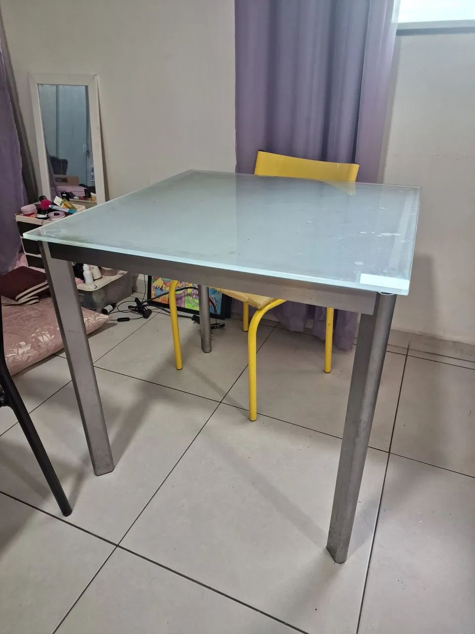 Mesa de 4 lugares + cadeiras