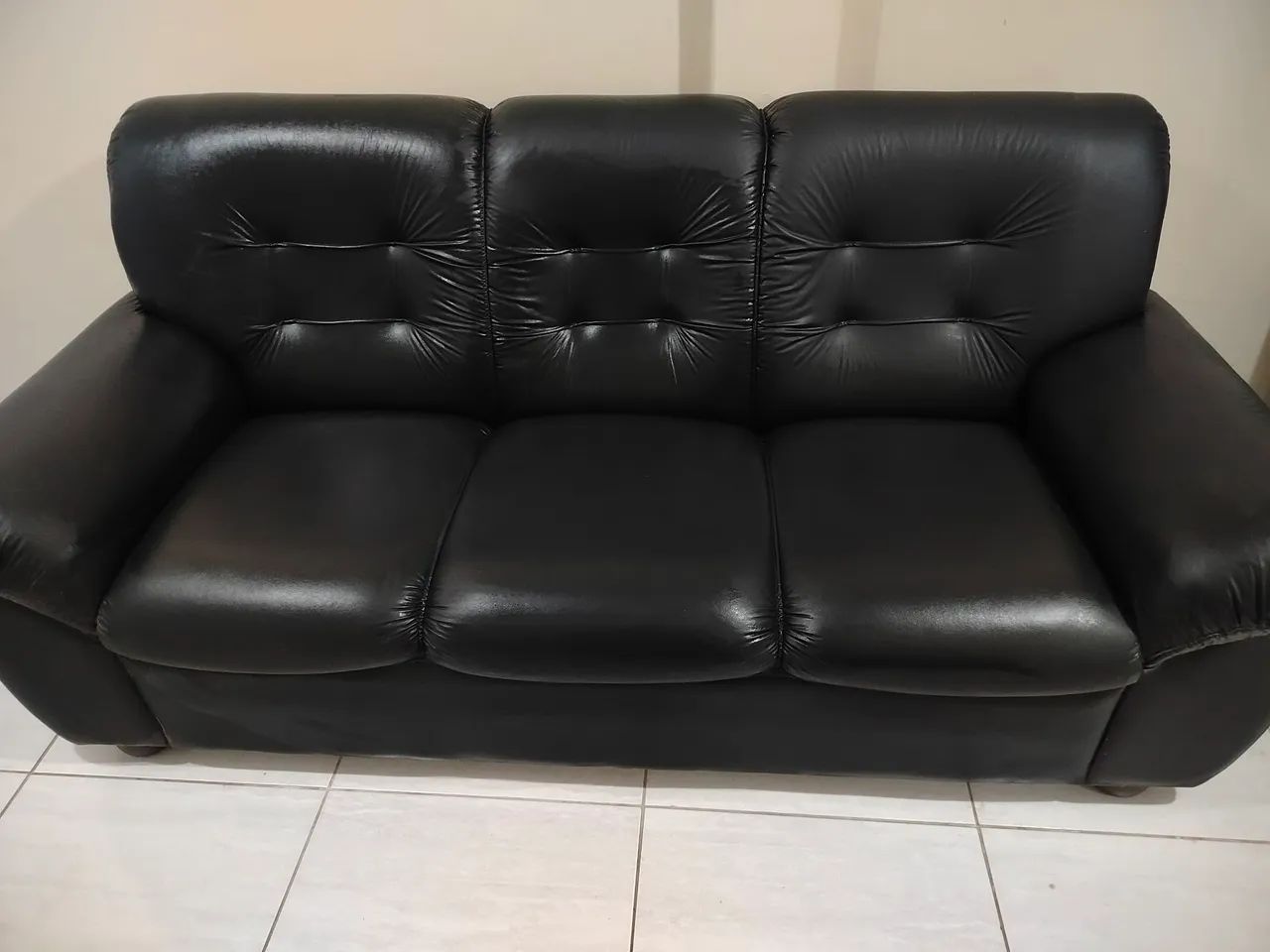 Sofá preto de Courino 3 lugares - Foto 2