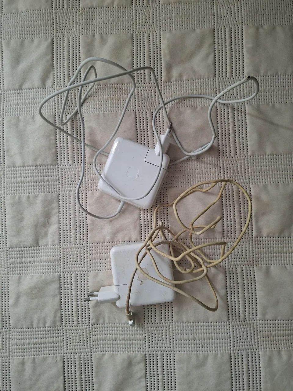 2 carregadores Macbook