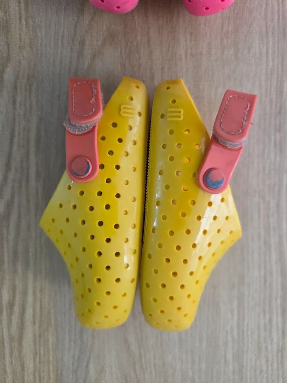 sandália mini melissa gêmeas rosa e amarela - Foto 5