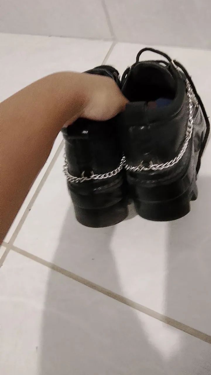 Bota gótica com correntes - Foto 3