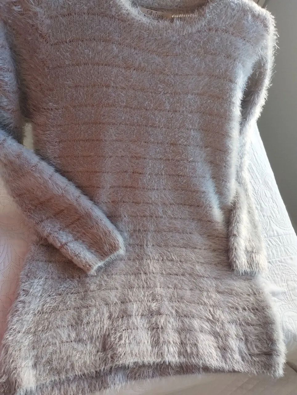 Blusa  cinza com pelinhos - Tam M - Foto 2