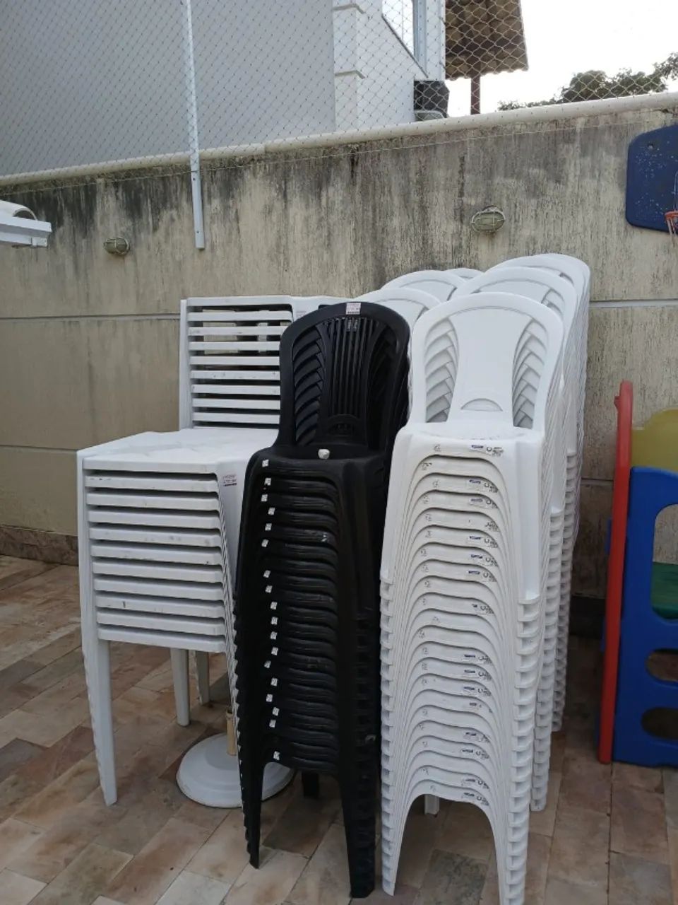 Vendo mesas e cadeiras plásticas da marcaTramontina