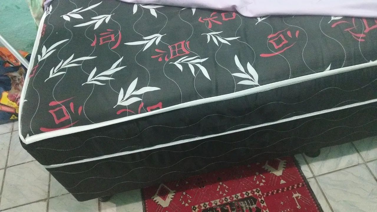 Cama solteiro novinha 