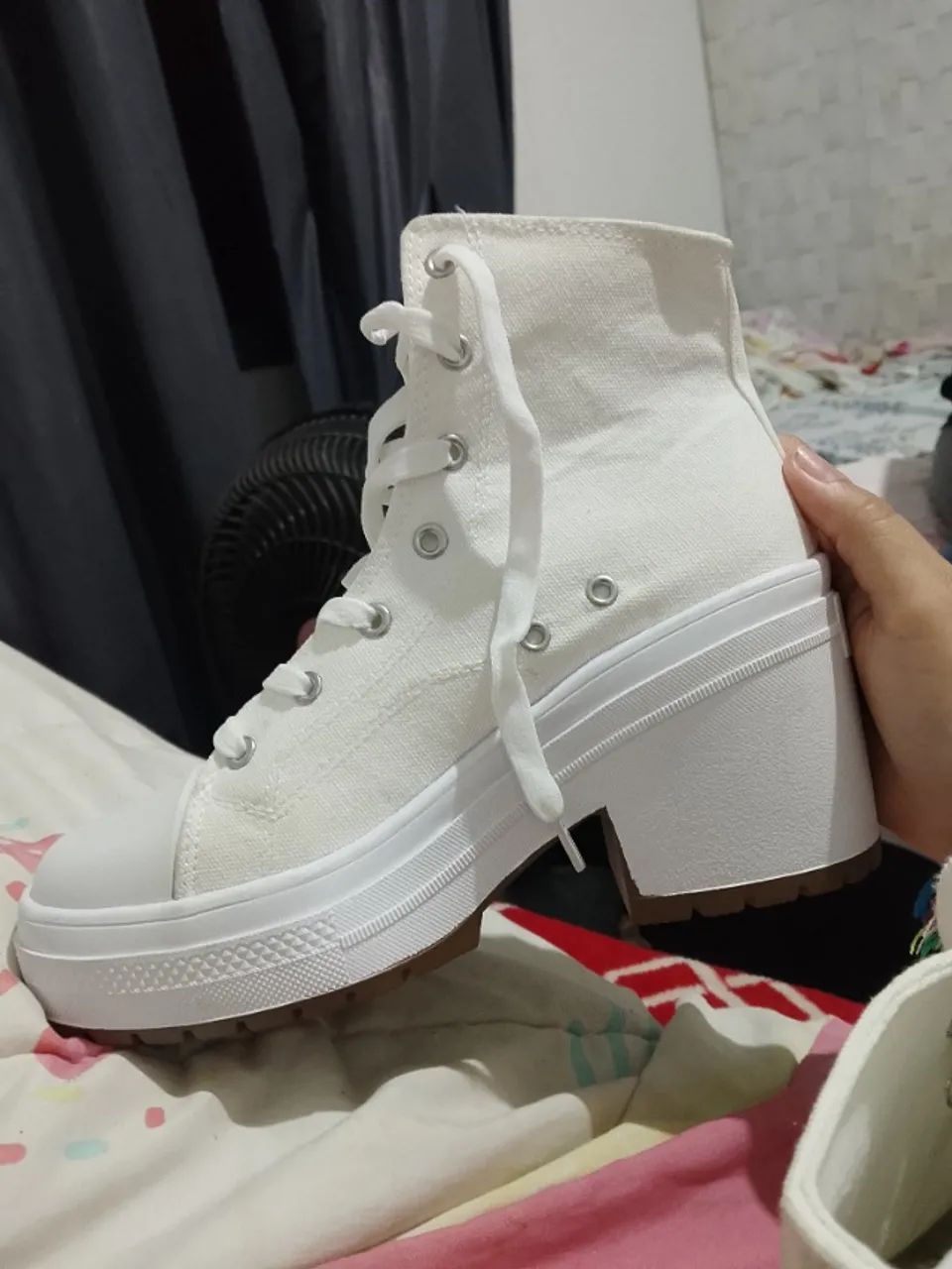 Bota cano alto e salto estilo all star