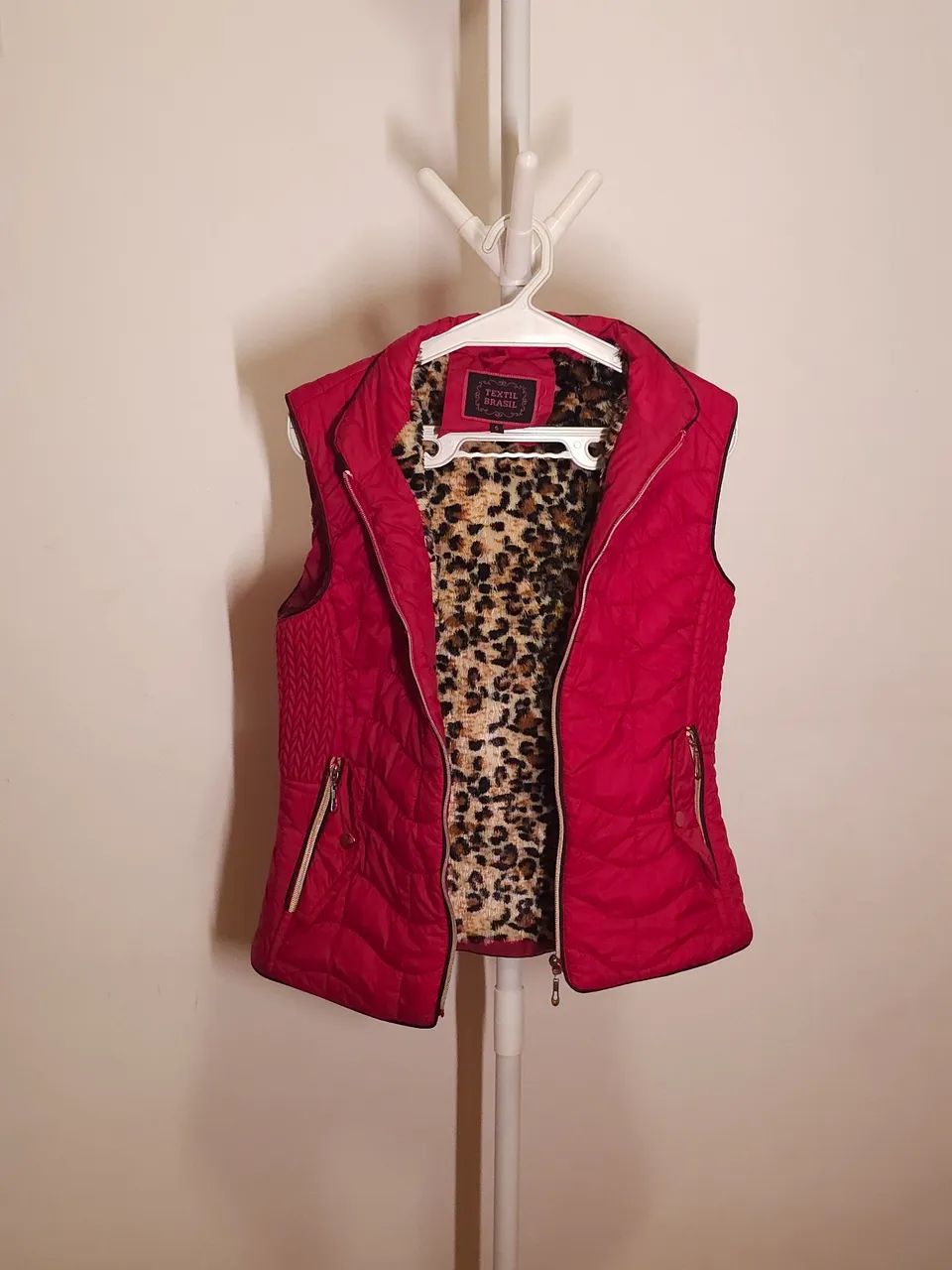 Colete puffer vermelho forro de onça