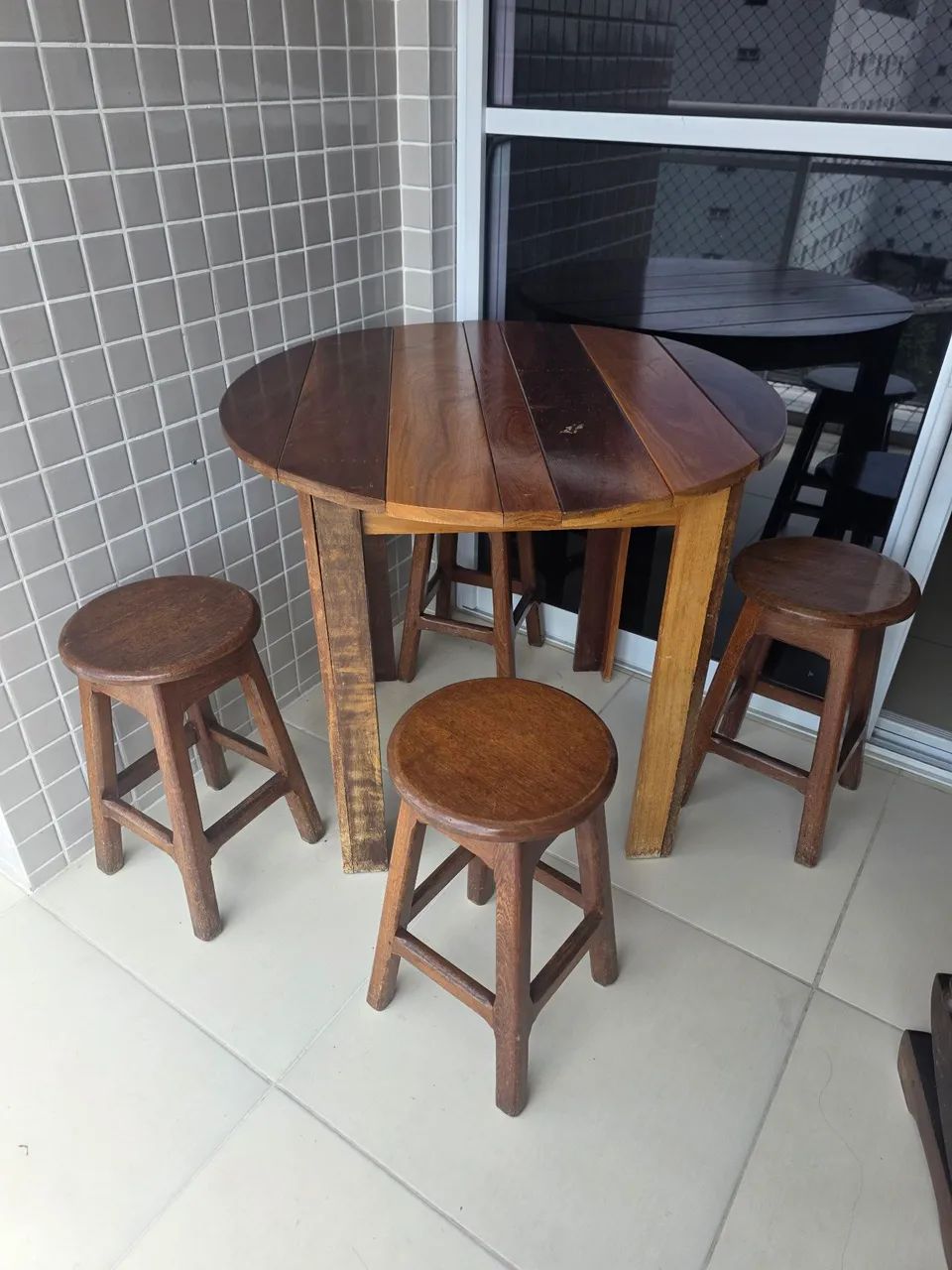 Mesa madeira com 4 bancos - Foto 2