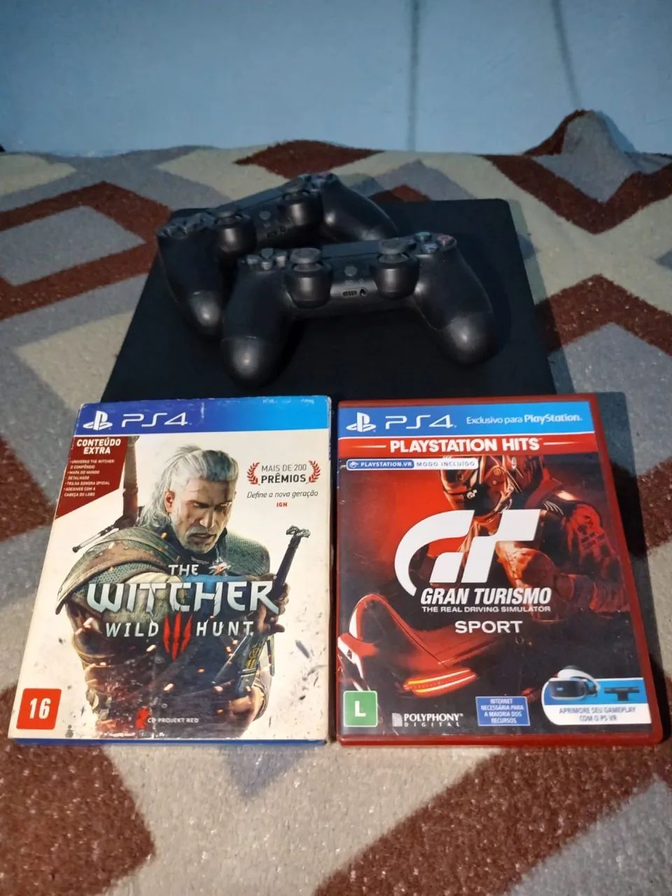Vendo PS4 Slim com dois jogos