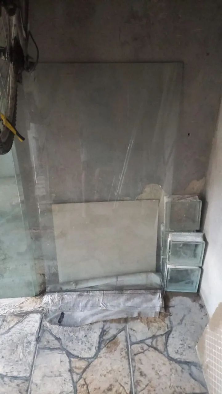 PORTA DE VIDRO E JANELA COMPLETA E CUBOS DE VIDRO   - Foto 2