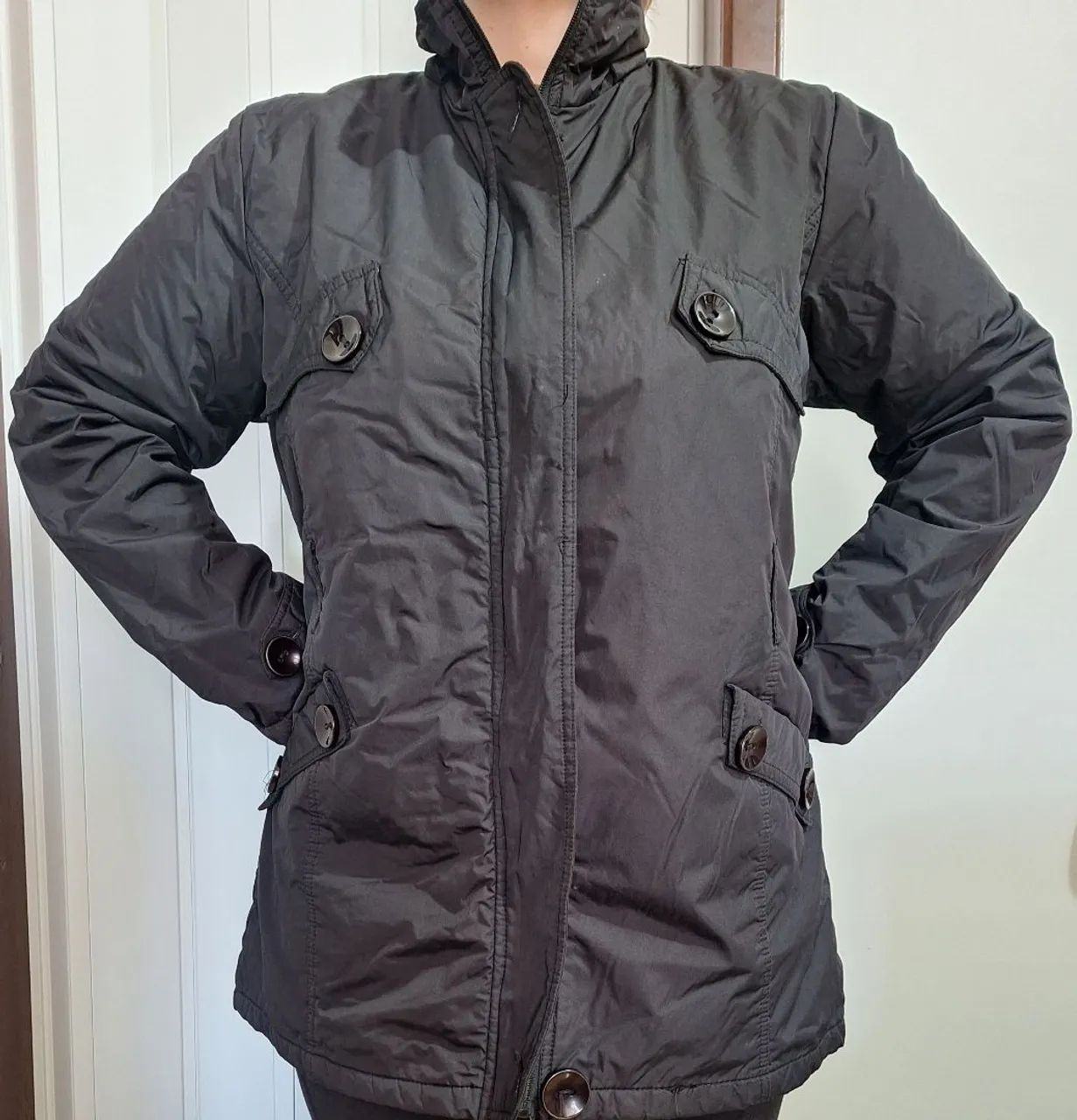 Jaqueta nylon preta.