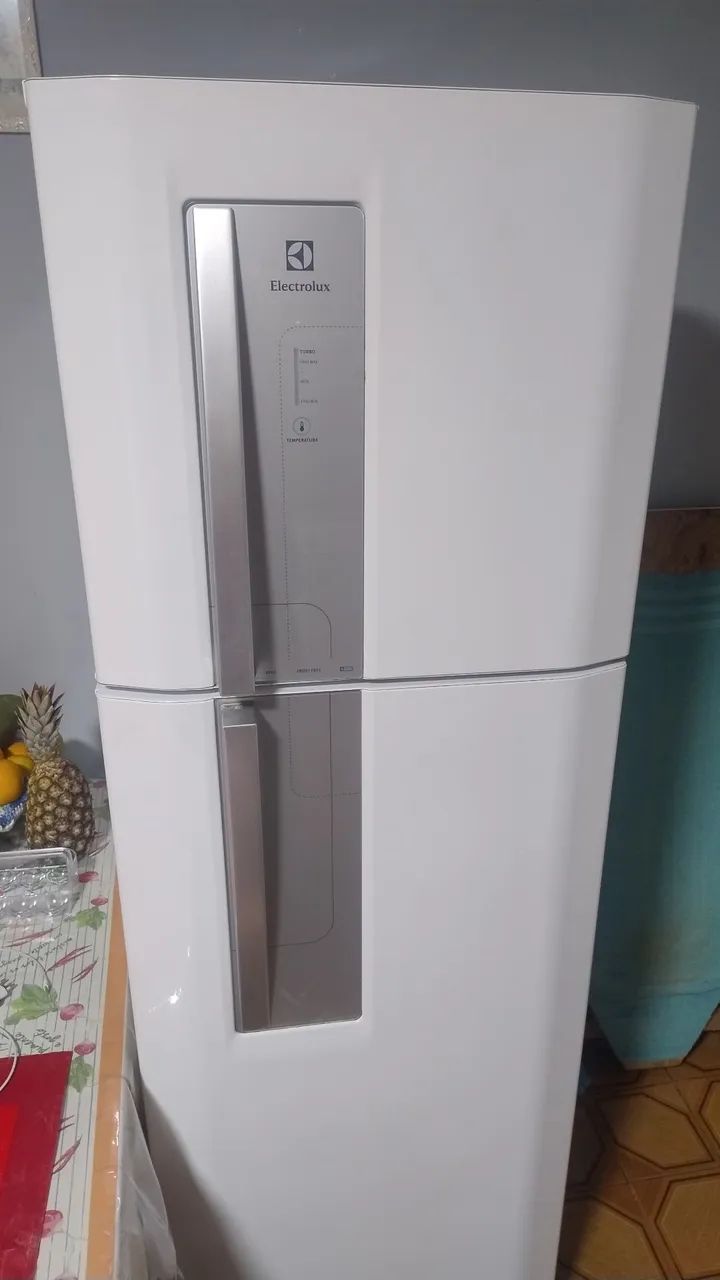Geladeira usada bem conservada porém está sem gás 