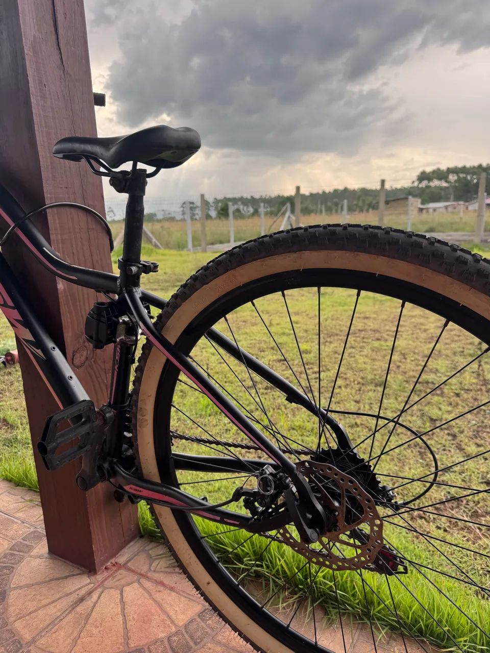Bicicleta KSW Aro 29 Alumínio Freio a Disco - Muito Nova - Foto 3