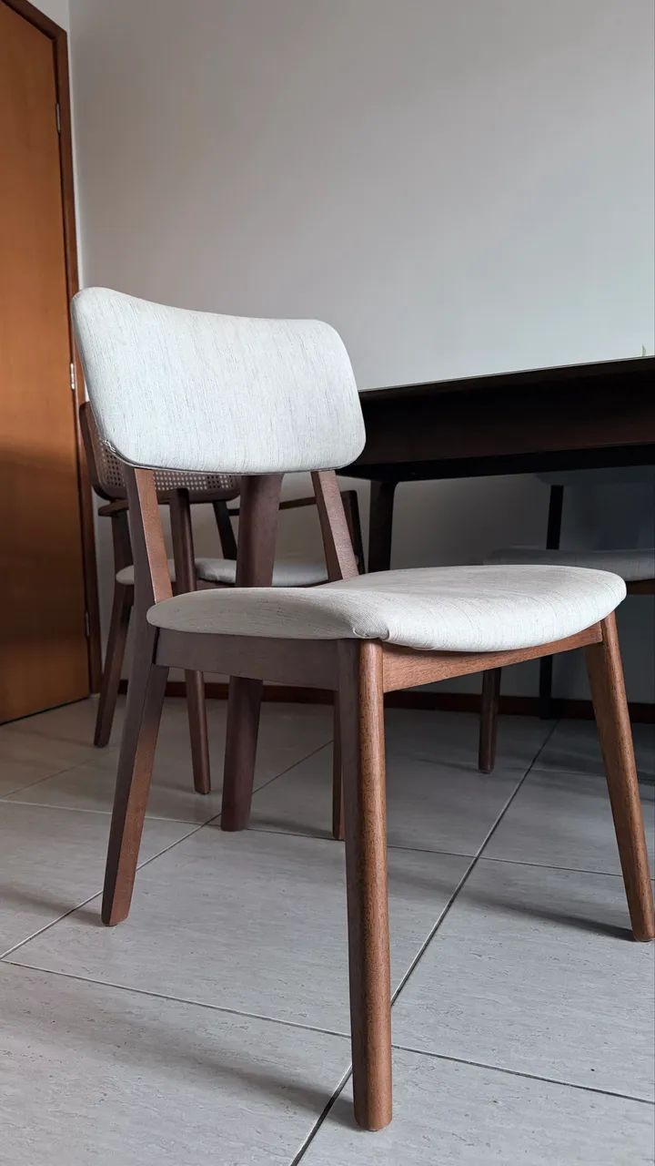 Mesa em madeira com tampo de vidro com 6 cadeiras - Foto 2