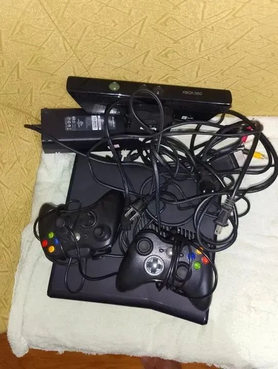 Xbox 360 com controles e acessórios