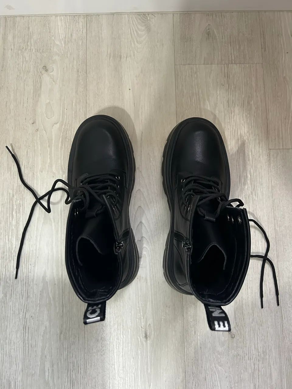 Vendo botas pretas NICE