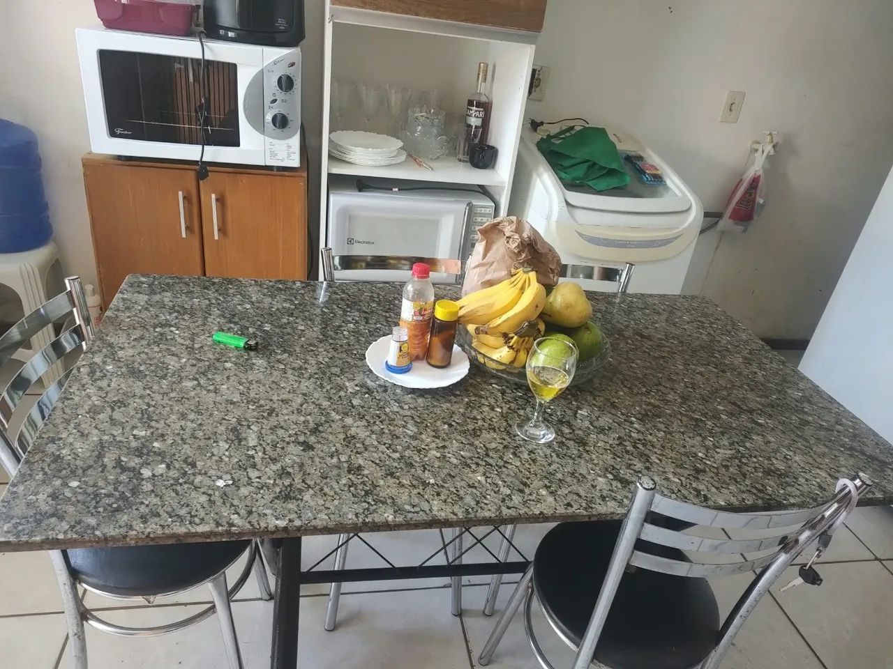 Vendo mesa  4 cadeiras. - Foto 2