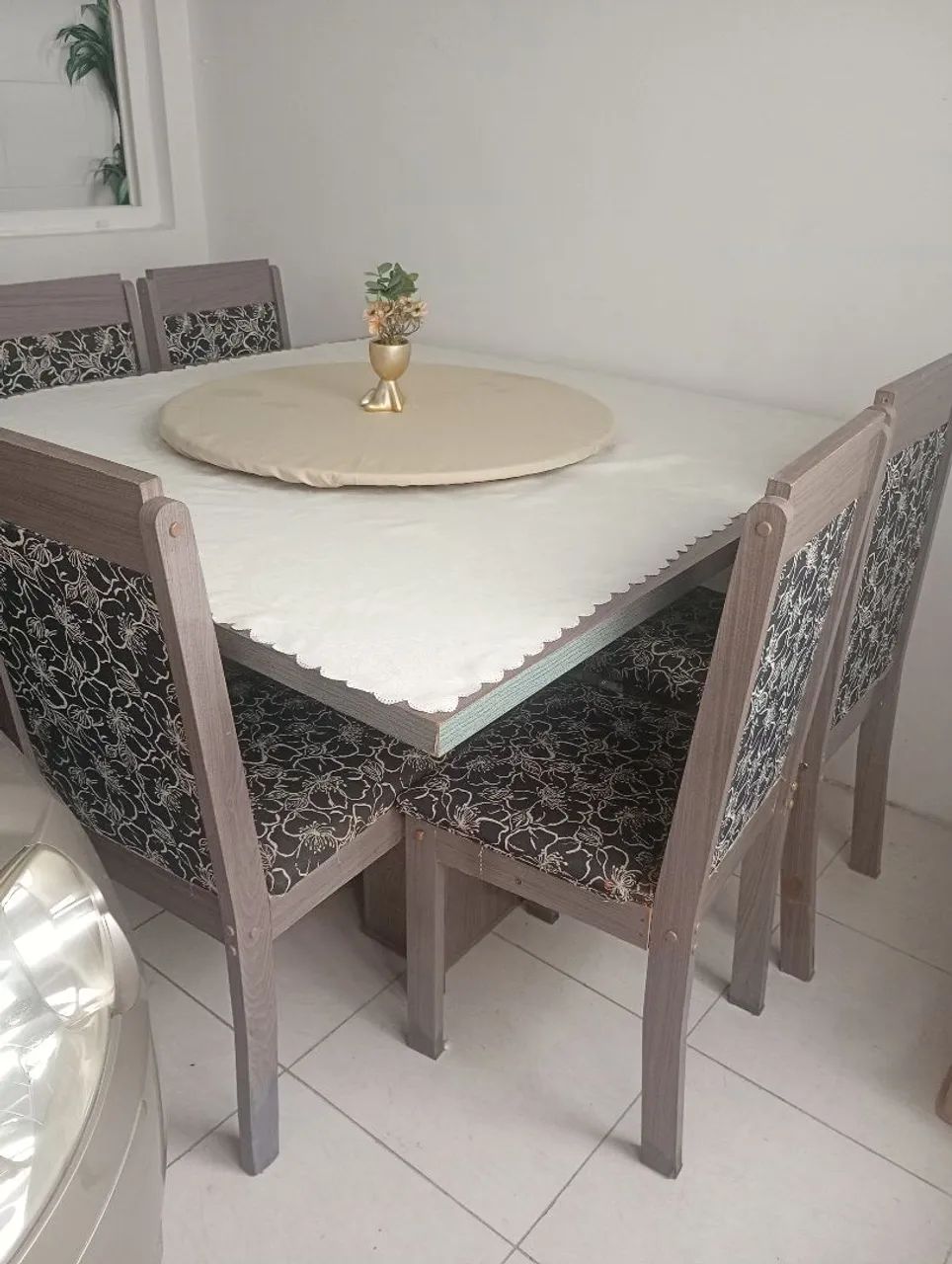 Mesa tampo giratória com as cadeira 