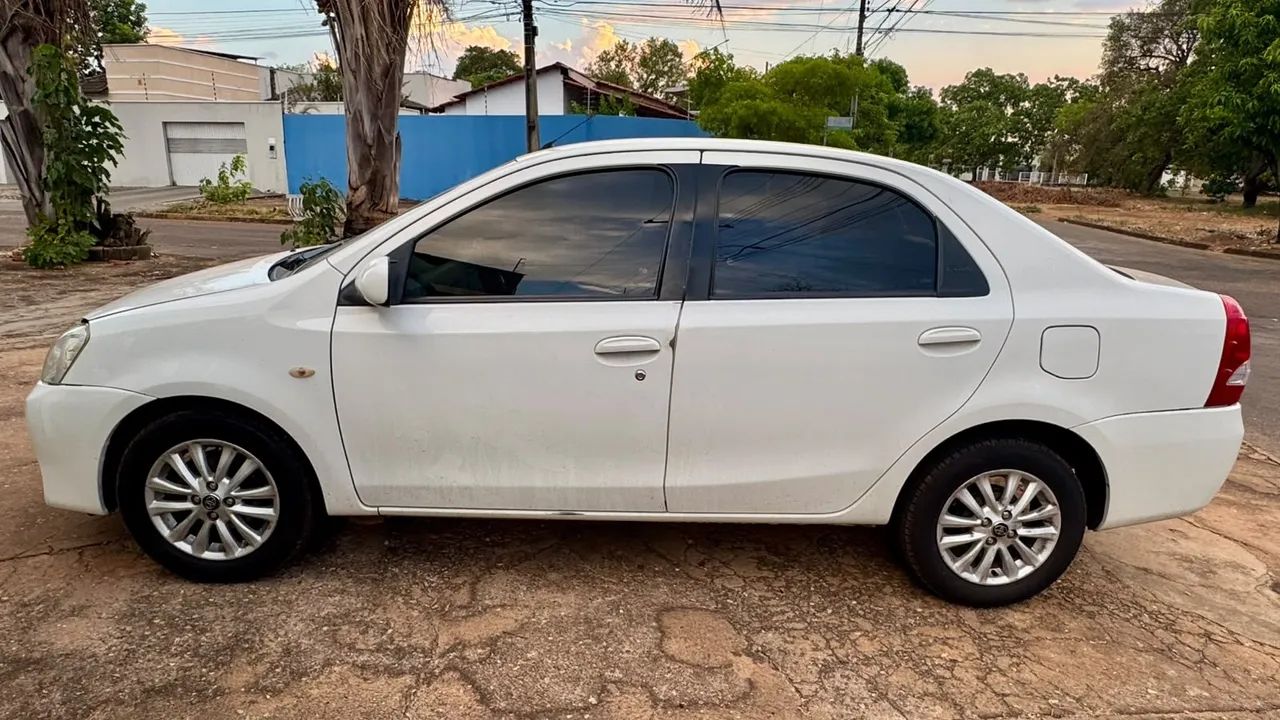 Toyota Etios ETIOS XLS Sedan 1.5 Flex 16V 4p Mec. 2013