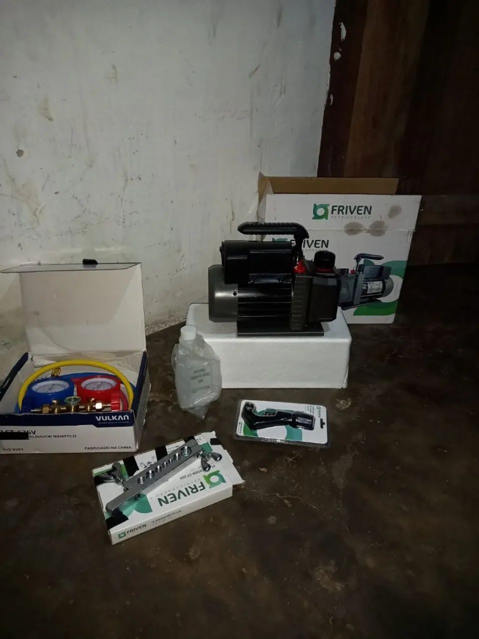 Equipamentos de para trabalhar com ar-condicionado zero