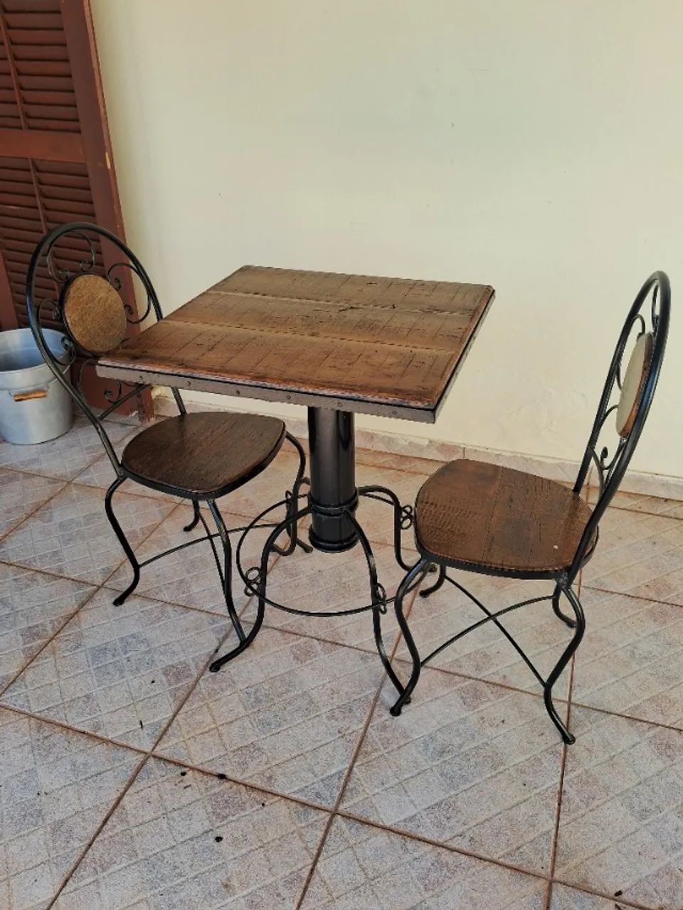 MESA BISTRÔ RÚSTICA + 2 CADEIRAS FERRO E MADEIRA  - Foto 2