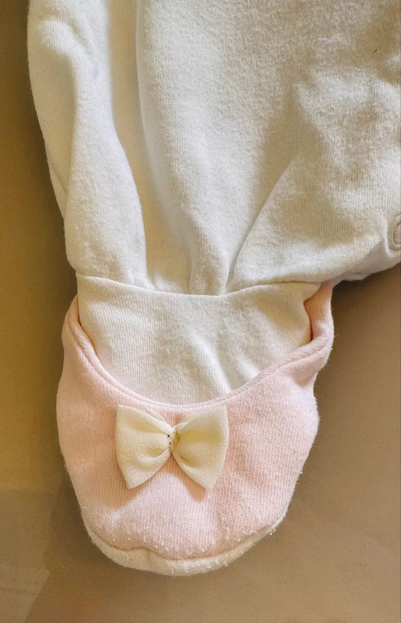 Macacão de bebê  branco com casaquinho de linha rosa - 6 meses - Foto 2