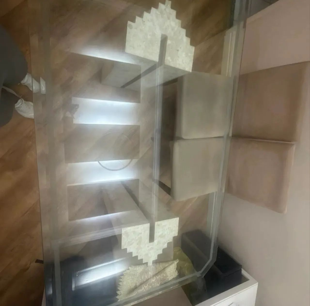 Mesa Tampo de Vidro Bisotê trabalhado e Base em Mármore Travertino - Foto 3