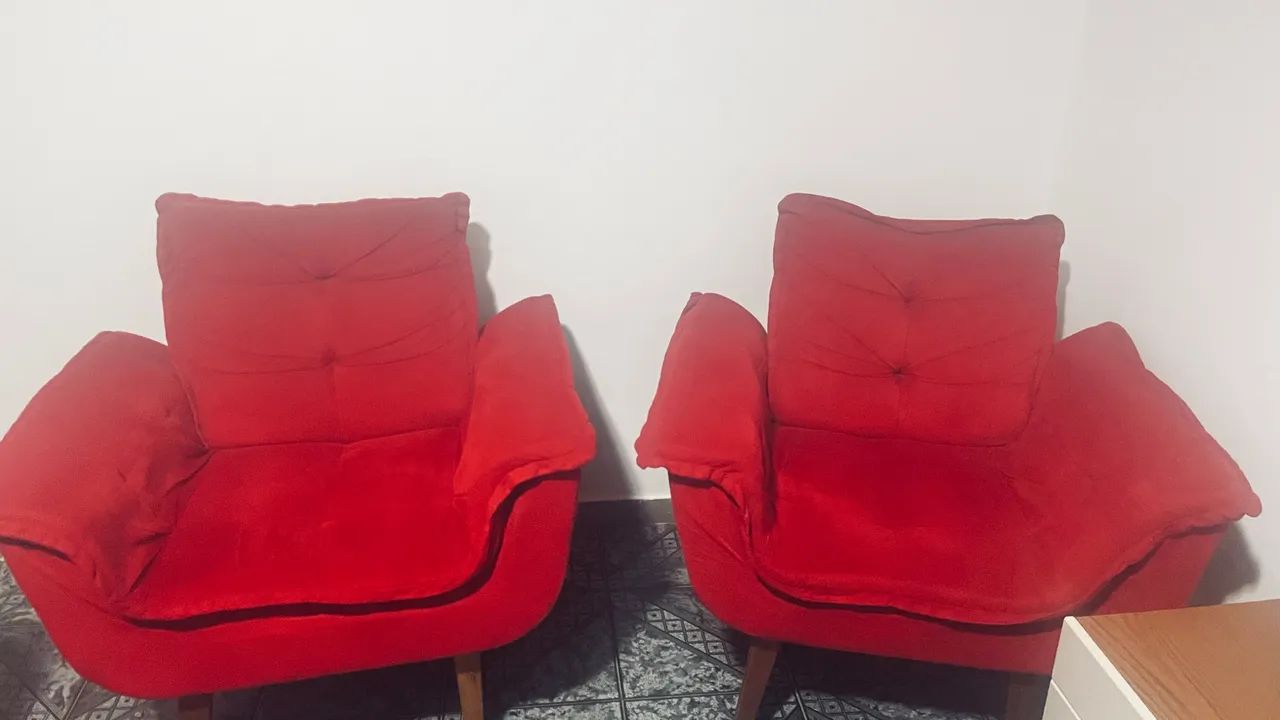 Vendo duas poltronas vermelhas 