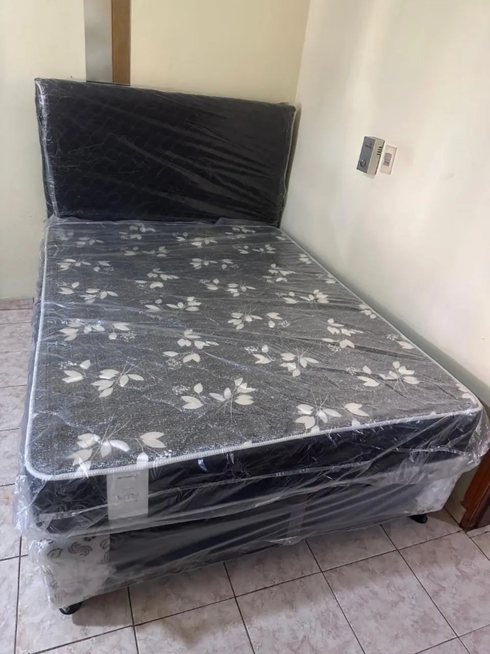 Cama de casal + colchão e cabeceira - ótimo estado 