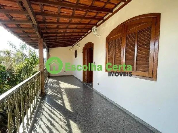 Casa ao lado da Ig São Paulo da Cruz - 4 Qts