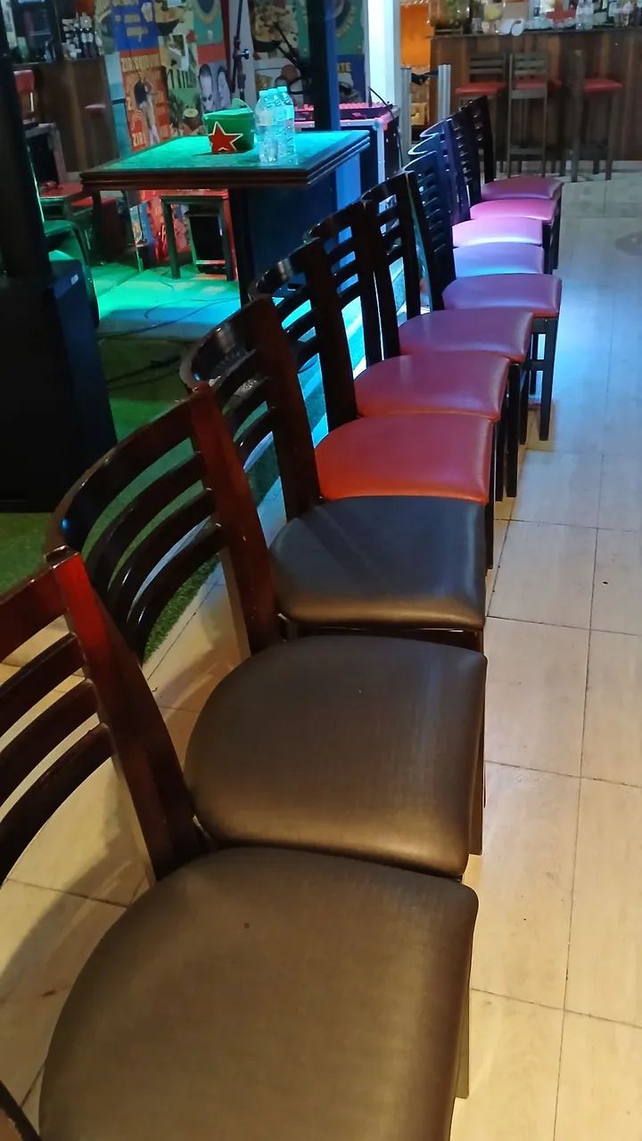 Cadeiras com assento estofado 