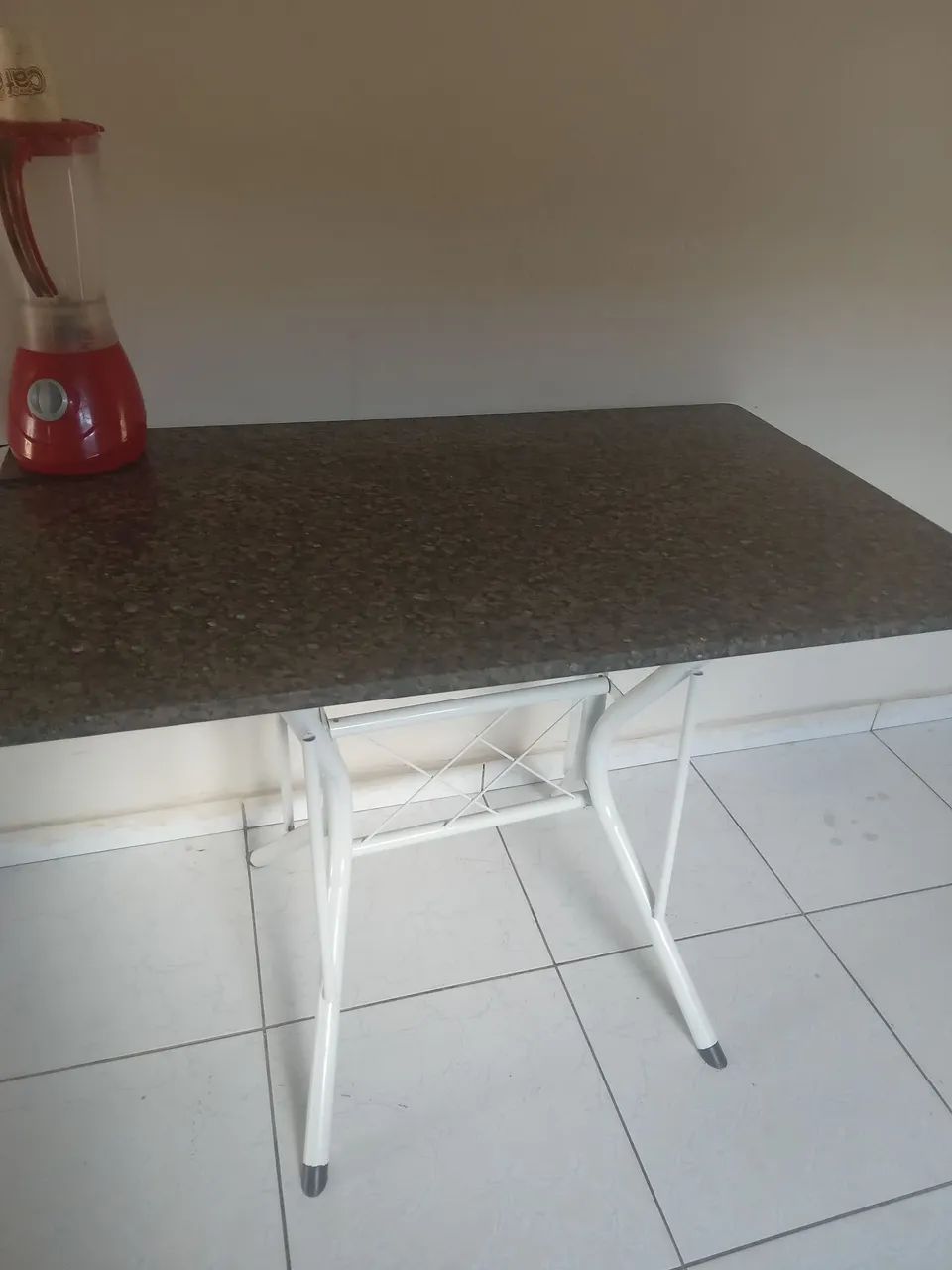 MESA DE MÁRMORE EM PERFEITO ESTADO SEM CADEIRAS