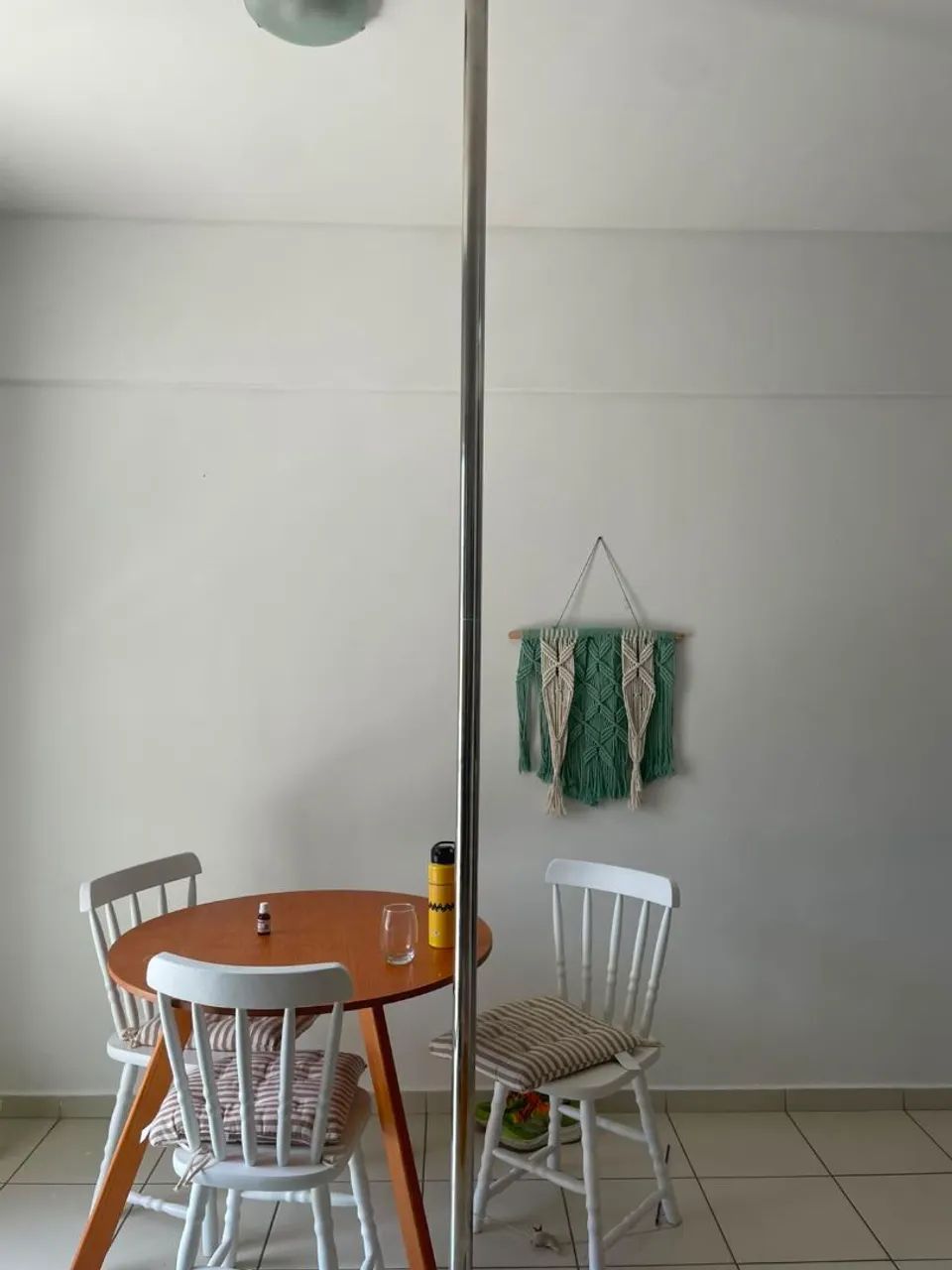 Mesa e cadeiras de madeira - Foto 2