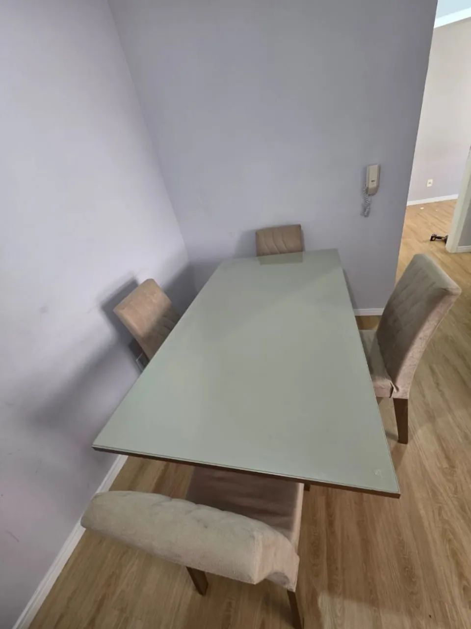 MESA COM TAMPO DE VIDRO COM 4 CADEIRAS - Foto 4