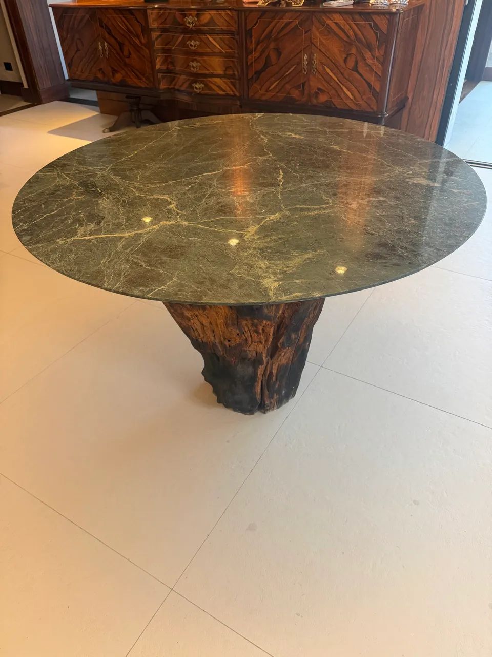 MESA NOBRE EM MÁRMORE E TRONCO  - Foto 5