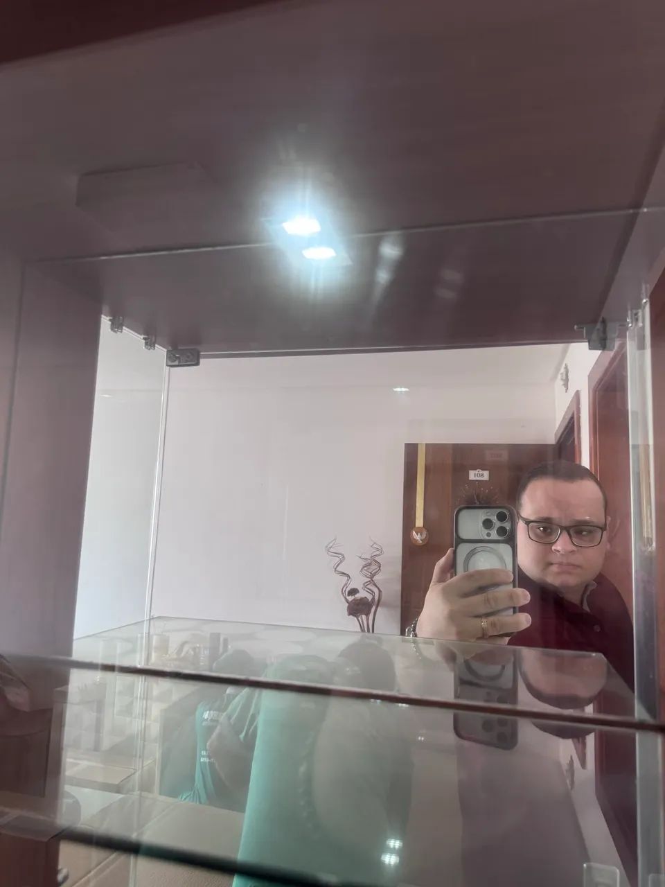 CRISTALEIRA COM LED E ESPELHO  - Foto 3