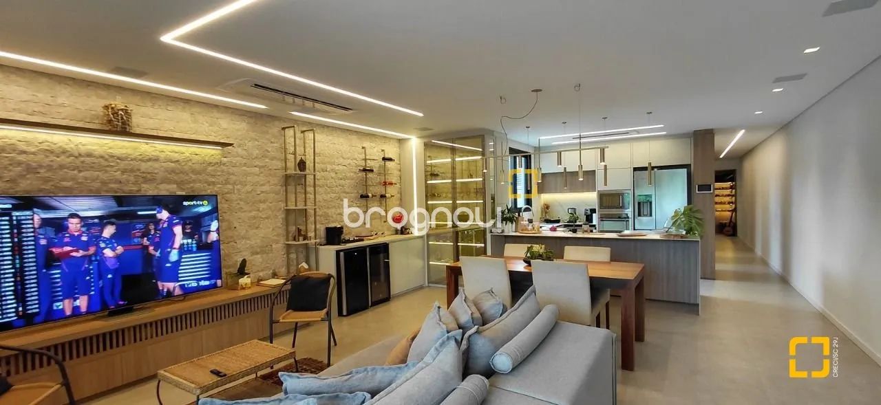 Casa com 3 suítes e piscina no Córrego Grande, Florianópolis.
