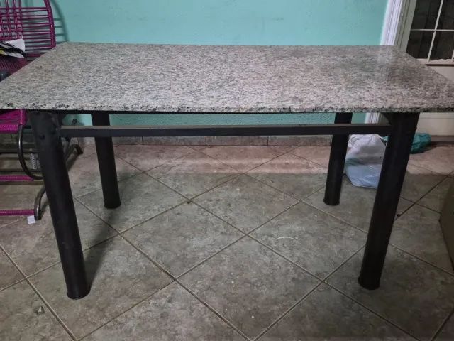 Mesa de granito (sem cadeiras)