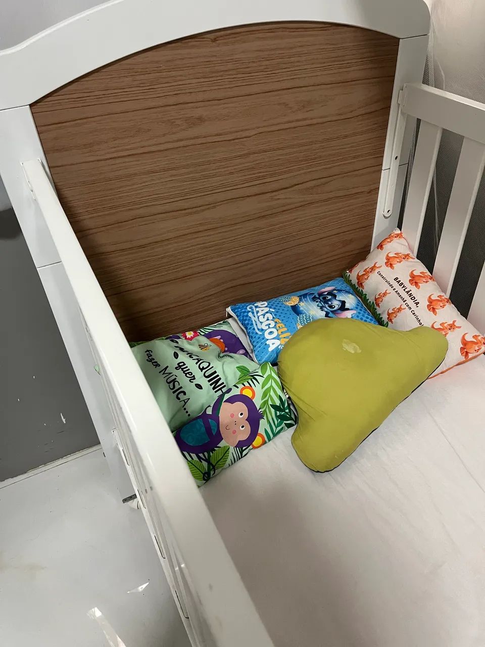 Berço branco de madeira de lei - Foto 2