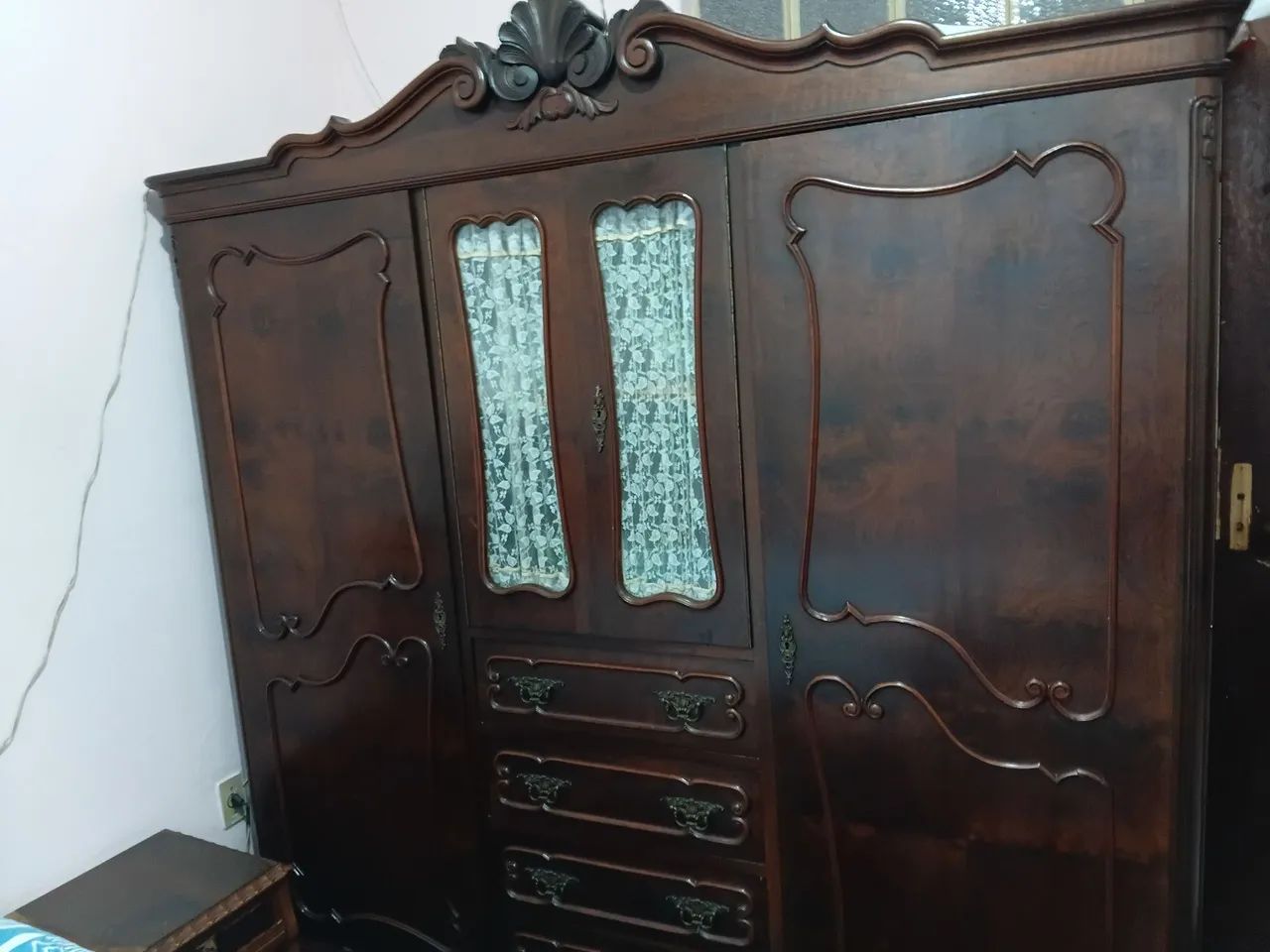 Dois guarda roupas clássicos estilo Chippendale.