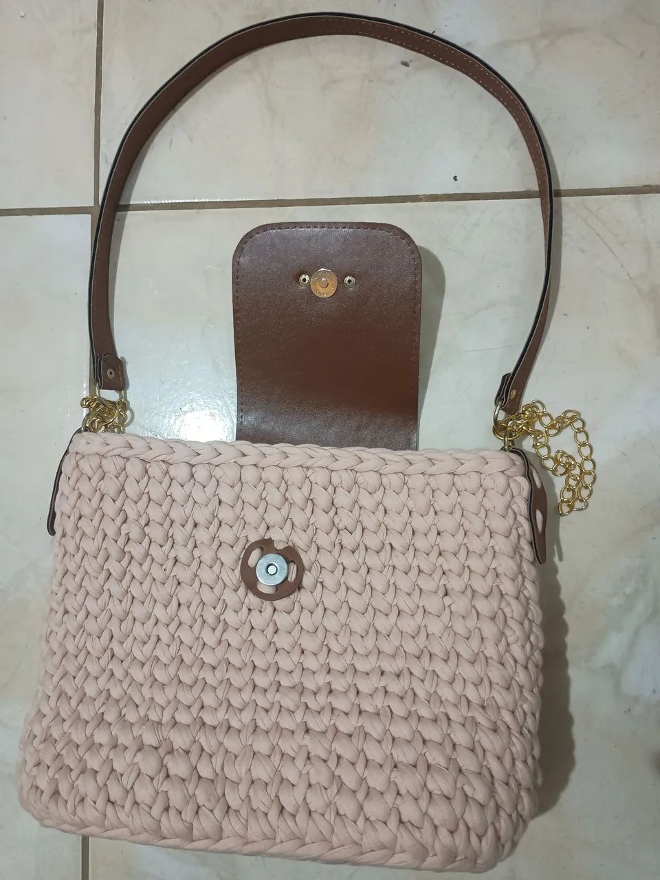 bolsa de crochê rosa com aba de couro sintético e alça de corrente dourada nova - Foto 4