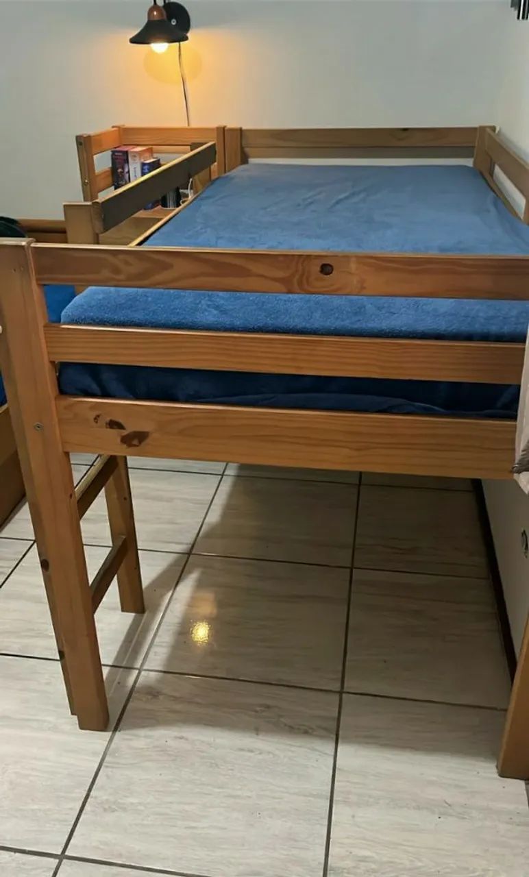 Cama solteiro suspensa de madeira maciça - Foto 2