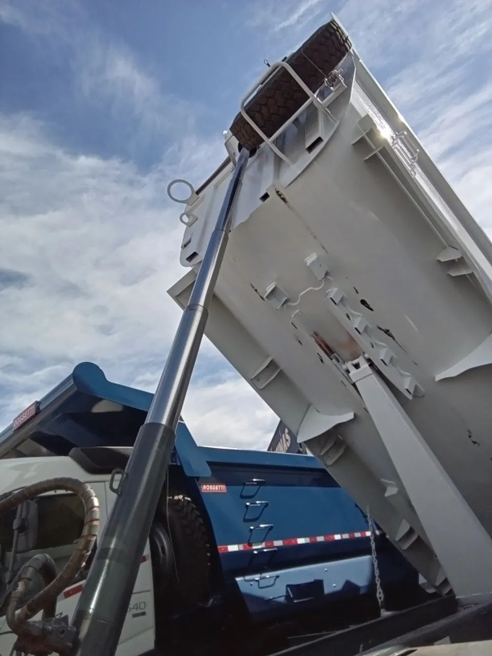 CAMINHÃO BÁSCULA 8X4 40TON