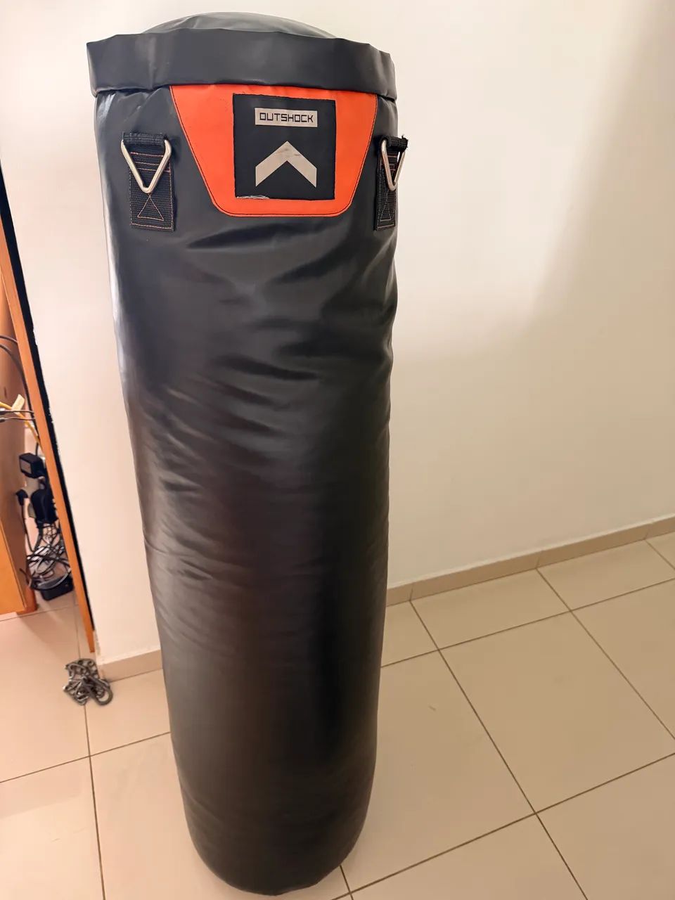 Saco de pancada 1,30m, 1 aparador de chute 60cm, 1 par de caneleira, 2 capacete
