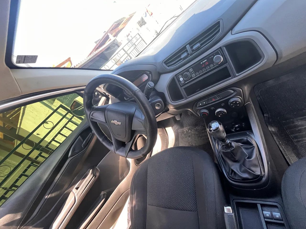 Chevrolet Onix JOY Hatch 1.0 8V Flex Mec. 4P 2018 - Foto 4