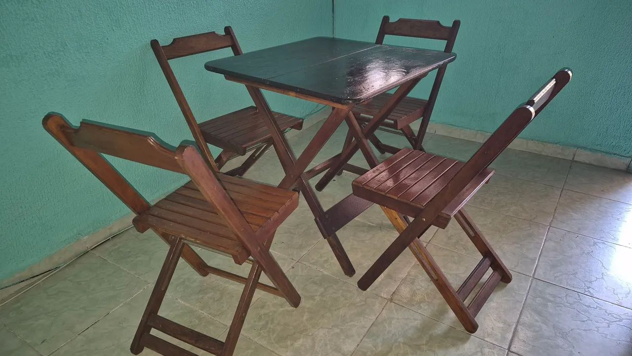 Mesa de madeira com 4 cadeiras. Dobrável.  Envernizada. - Foto 5