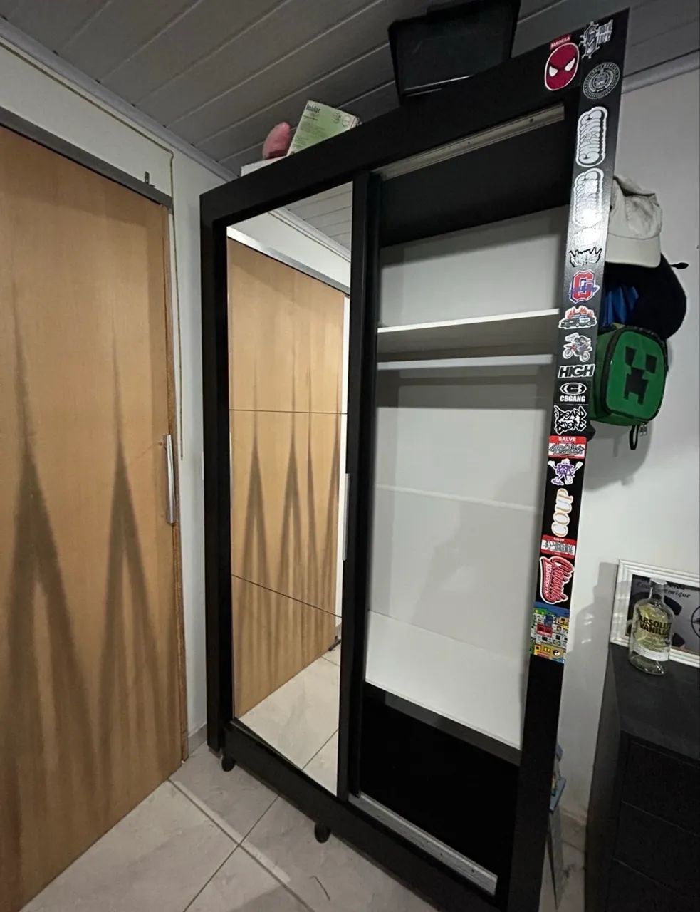 Guarda roupa preto/trilho - Foto 2
