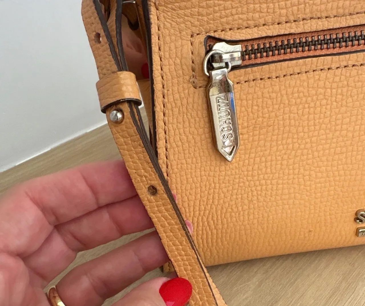 Bolsa tiracolo Schutz couro  - Foto 3