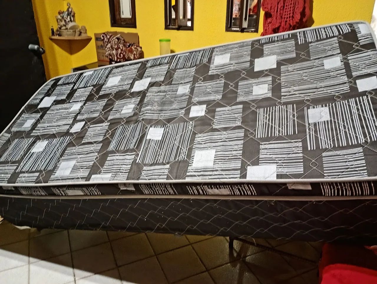 Vendo cama box solteiro bem conservada